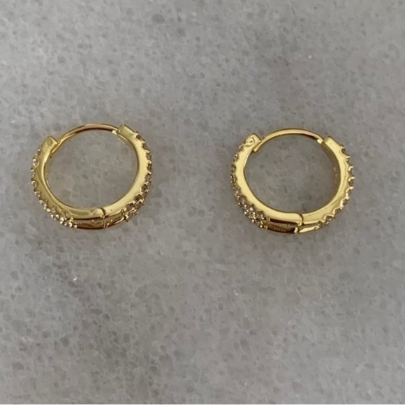 18K Gold Crystal Split Huggie Hoop Earrings
Brand New - Picture 3 of 4